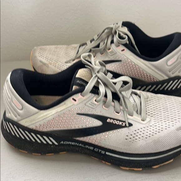 Brooks Shoes - Brooks Adrenaline GTS Running Shoes - White and Black. SZ 9 1/2
